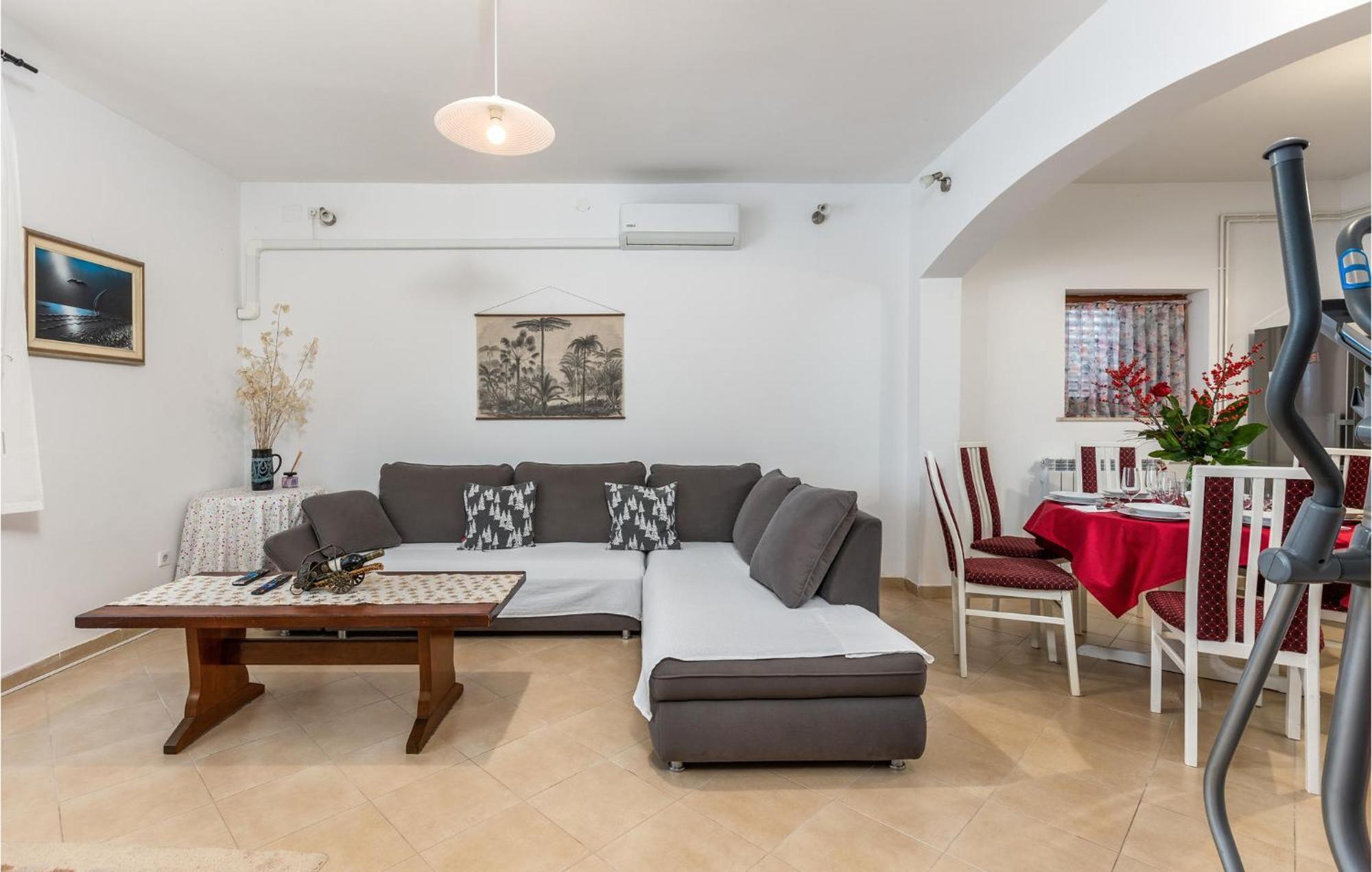 2 Bedroom Gorgeous Apartment In Kostrena Buitenkant foto