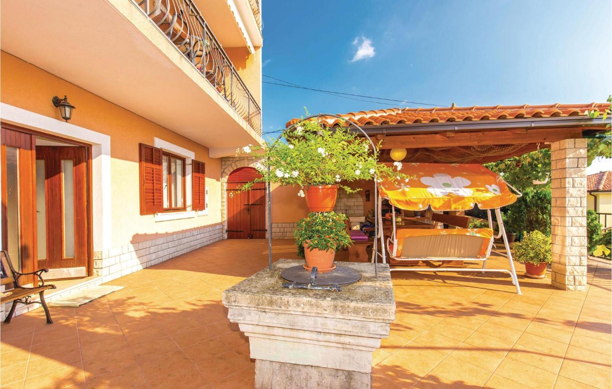 2 Bedroom Gorgeous Apartment In Kostrena Buitenkant foto
