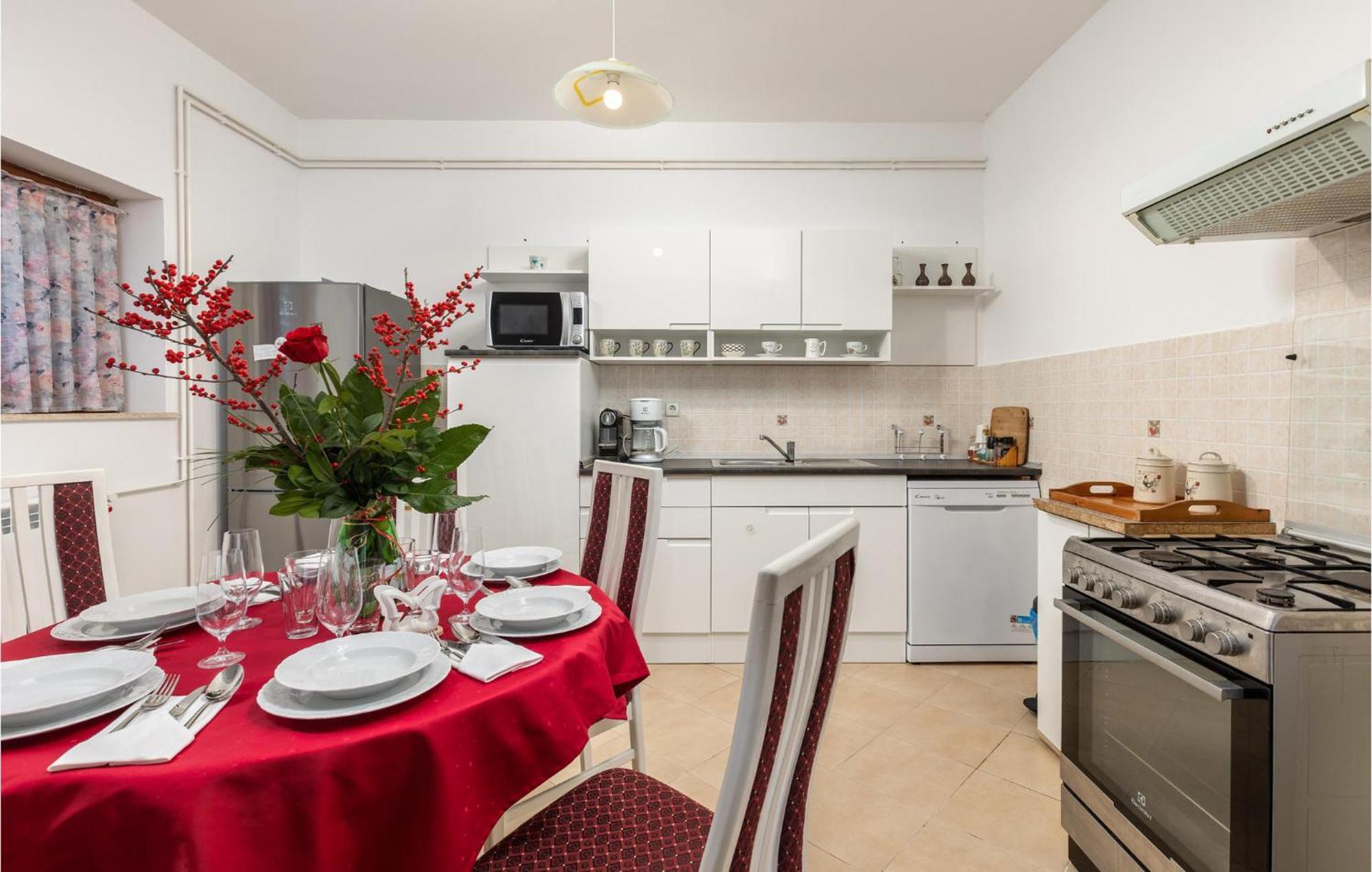 2 Bedroom Gorgeous Apartment In Kostrena Buitenkant foto